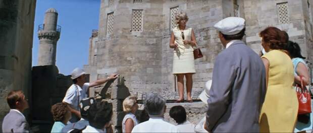 Супруга Никулина инструктирует туристов (кадр из фильма)