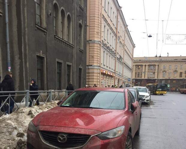 Автомобили, пострадавшие от падения сосулек в Санкт-Петербурге Автомобили, пострадавшие от падения сосулек в Санкт-Петербурге зима, санкт-петербург, сосулька