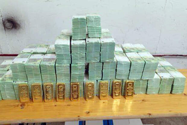 Власти Венгрии показали изъятые у "Ощадбанка" миллионы долларов, евро и золото