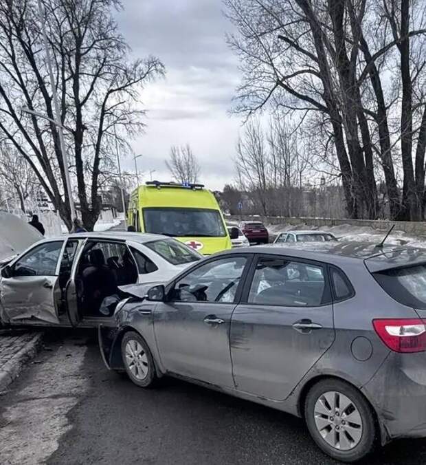 В Нижнекамском районе водитель отечественного авто не уступил дорогу и столкнулся с Kia