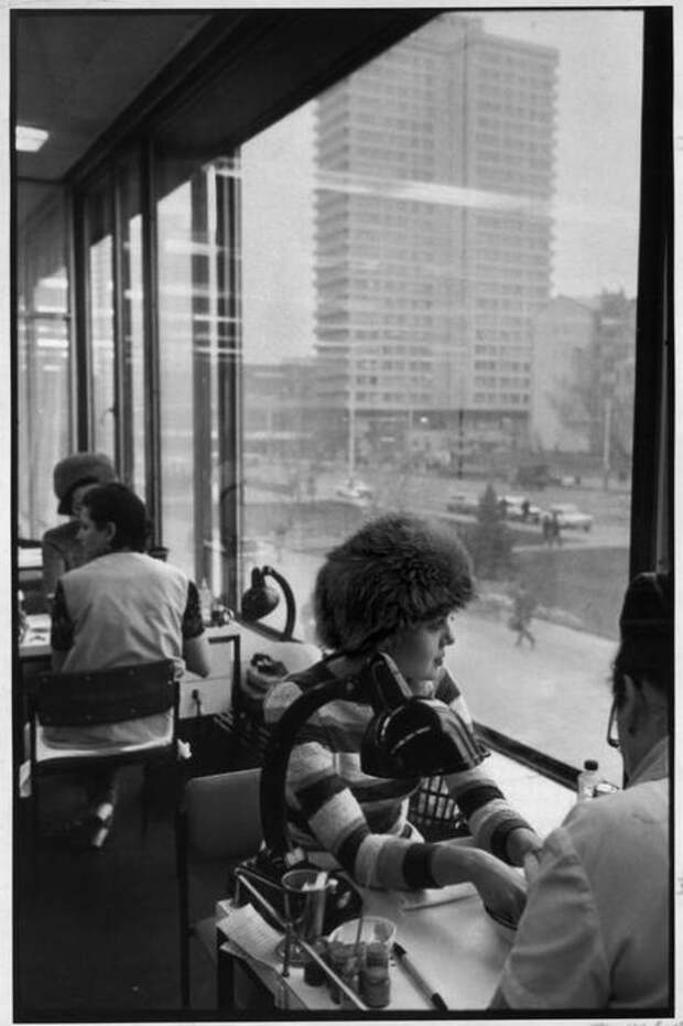 Девушка в салоне красоты Чародейка. СССР, Москва, Арбат, 1972 год.