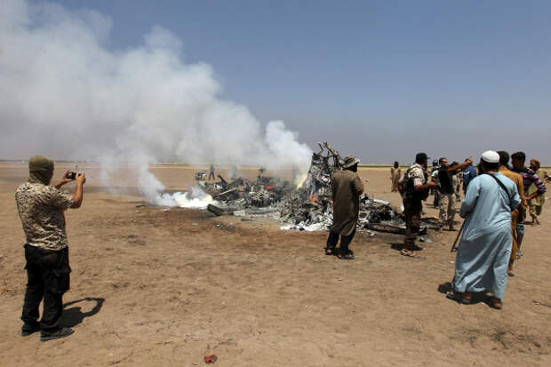 Rebel fighters and civilians inspect the wreckage of a Russian helicopter that had been shot down in the north of Syria's rebel-held Idlib province, Syria August 1, 2016. REUTERS/Ammar Abdullah - RTSKJ0U