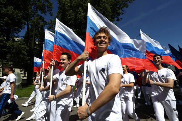 Более 2 тыс. спортсменов приняли участие в спортивном шествии на выставке "Россия"