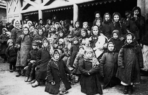 Переселенцы на крытой платформе станции Вятка Неизвестный автор, 1908 - 1909 год, Вятская губ., г. Вятка, Институт истории материальной культуры Российской академии наук (ИИМК РАН).
