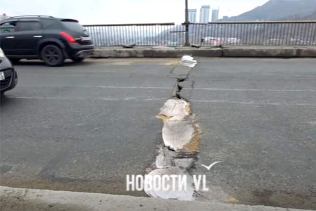 В российском городе трещину на мосту залатали «дошираком» и изолентой