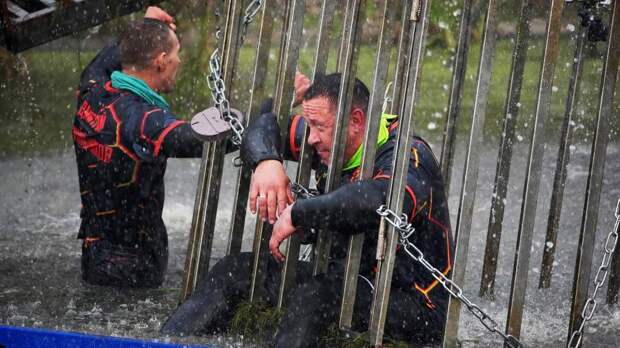 «Меня посадили в клетку и опустили в воду»