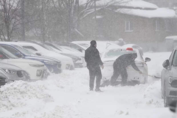 Снежная зарядка с лопатой: как убирать снег с пользой и без вреда здоровью