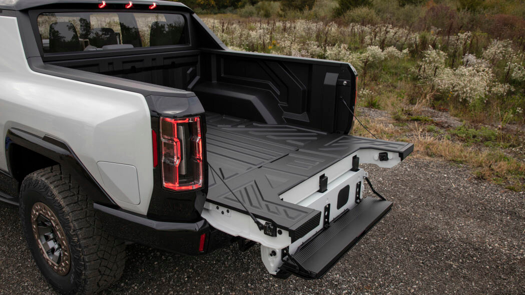 GMC Hummer EV показал себя как 1000-сильный, 350-мильный, быстро заряжающийся ЗВЕРЬ!