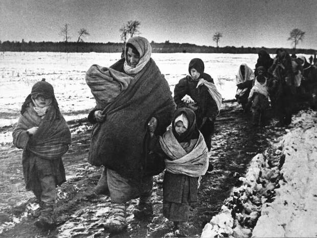 В родное село. Советские женщины и дети возвращаются домой. 1943 г.