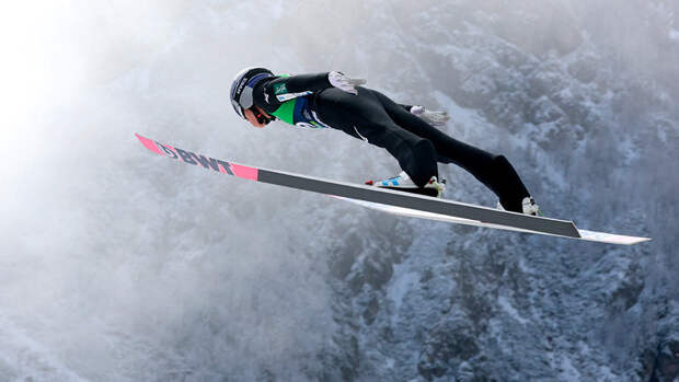 Японец нарушил законы гравитации и улетел на лыжах на 291 метр. Но его рекорд не признают.