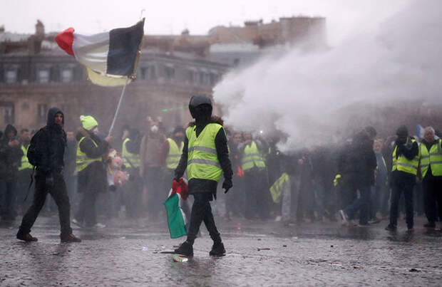 Девятая суббота «желтых жилетов»: беспорядки и столкновения с полицией