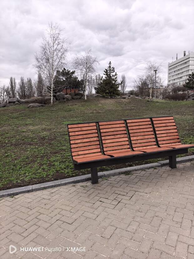 В парке возле Донбасс арены поменяли лавочки