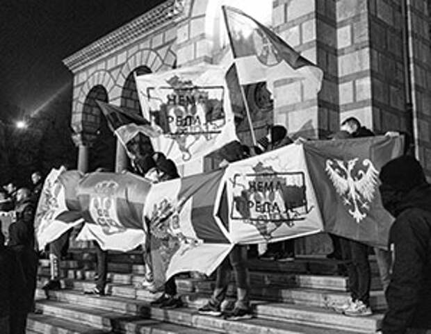 Сербы в Косово не расходятся с баррикад, а из Белграда их всячески подбадривают