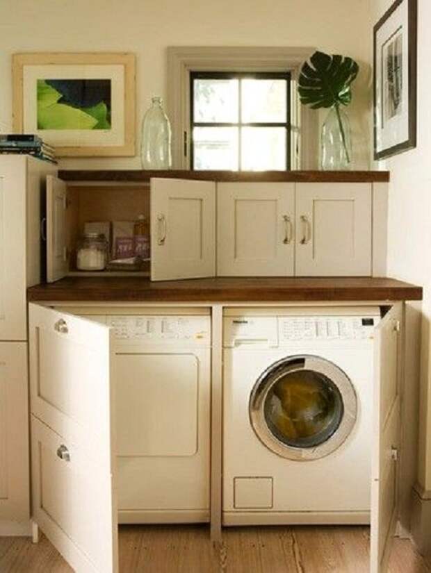 Кухонное пространство оптимизировано благодаря прекрасным решениям с помощью размещения мини-прачечной на кухне.