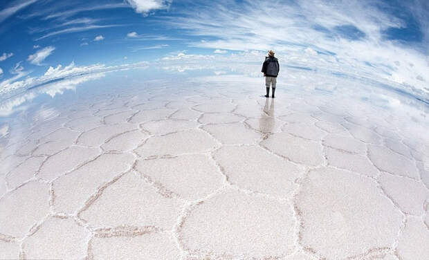24. Высохшее соленое озеро Уюни, Боливия