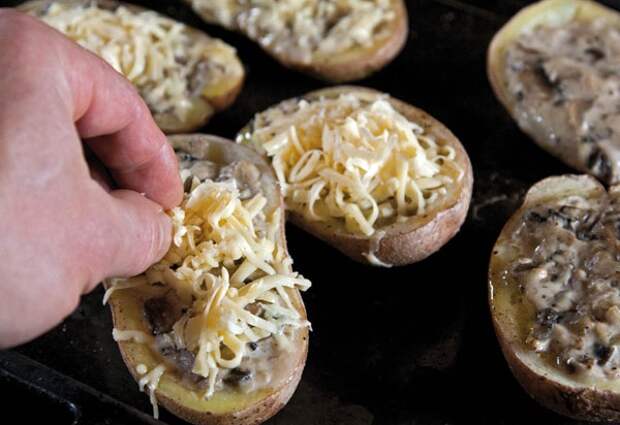 запеченный с грибами картофель
