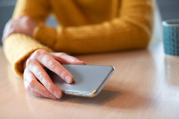 Врач Крашкина: если урезать время в смартфоне вдвое, уровень счастья повысится