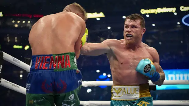 На глазах 73 тысяч зрителей: как Альварес сломал Сондерсу орбитальную кость и выиграл титул WBO во втором среднем весе
