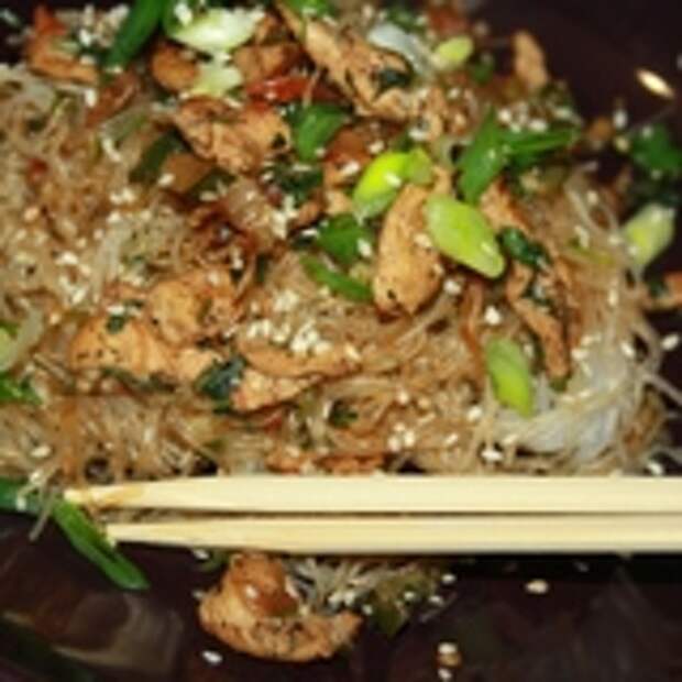 Фунчеза с курицей и овощами в тайском стиле