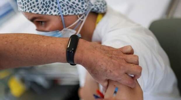 В Украине началась вакцинация от COVID-19 третьей дозой: 60 человек уже привились