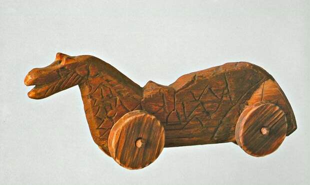 Обломки игрушечных лошадок часто находят в раскопках под Новгородом или в Старой Ладоге.