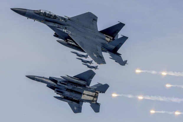 Два американских истребителя F-35 совершили экстренную посадку в Японии