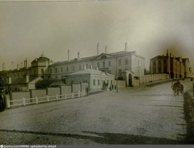 Госпитальная улица, 1890 - 1897 год. Источник: ROSSIA (книга, Франция)