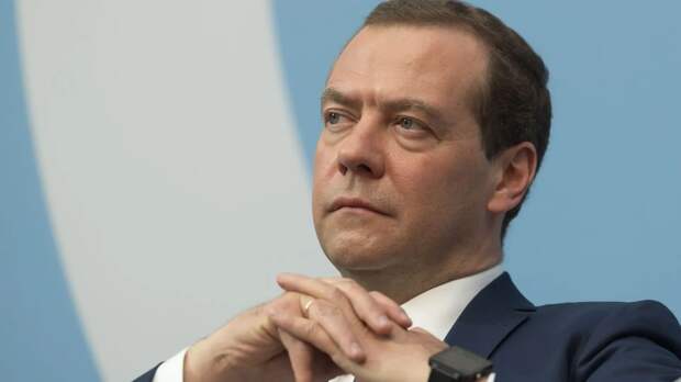 Если кто-то думает, что бывший президент, и премьер-министр России Дмитрий Анатольевич Медведев - специалист только по ловле покемонов, то он сильно ошибается.-2