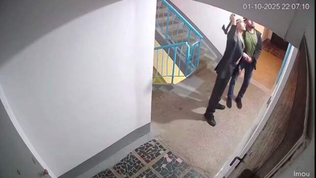 Двое «закладчиков» разгромили подъезд жилого дома во Владивостоке топором