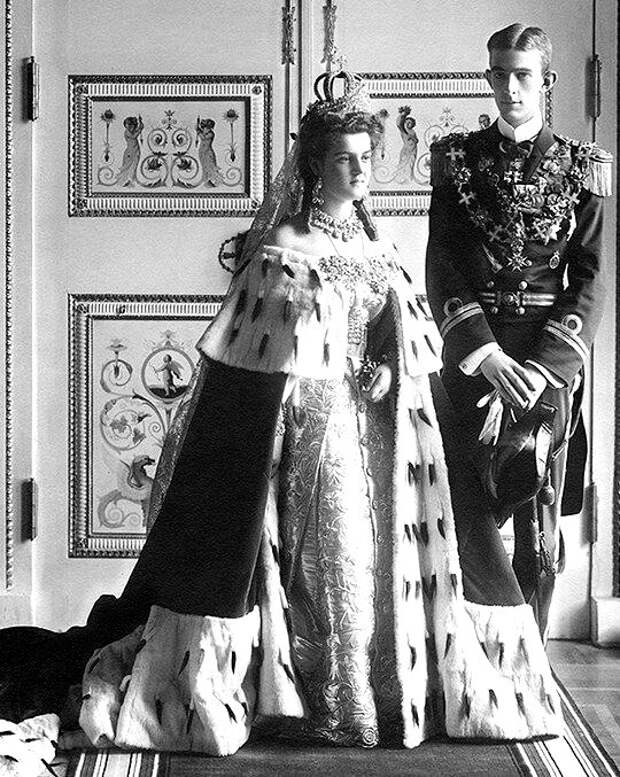 Великая княжна Мария Павловна шведского принца Вильгельма. Венчальная корона и диадема, плюс серьги в виде вишен. Мария Павловна стала последней невестой Романовой, которая надела венчальную корону
