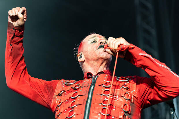 РИА: толпы россиян прилетели на концерт фронтмена Rammstein Линдеманна в Ташкент