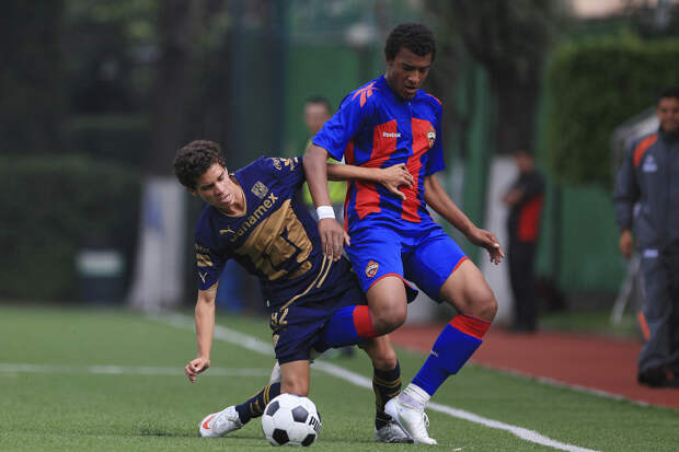 Темнокожего воспитанника ЦСКА нашли под окнами подмосковной многоэтажки. Мать футболиста утверждает, что его убили