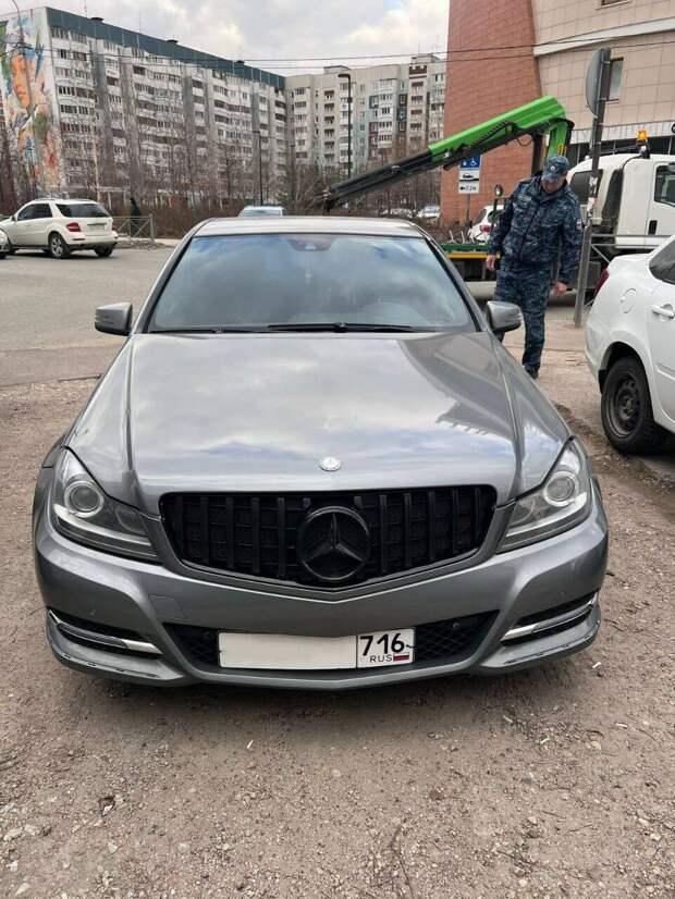 В Казани приставы арестовали Mercedes за долг его владелицы в 4 миллиона рублей