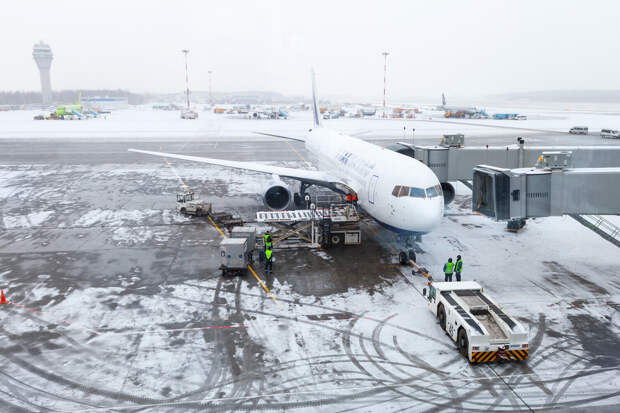 78.ru: самолет застрял в сугробе при выруливании на ВПП в Пулково