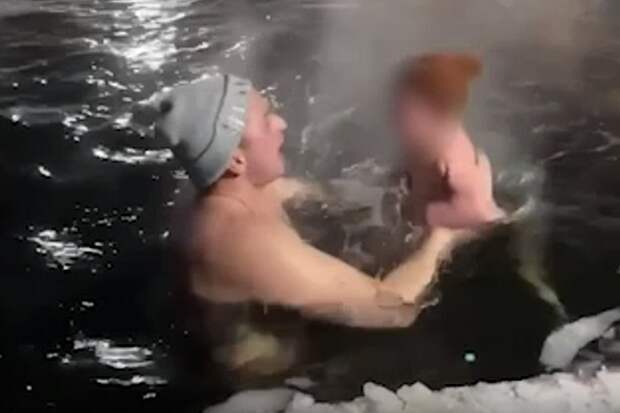 Отец-морж из Сургута искупал в проруби годовалого ребенка