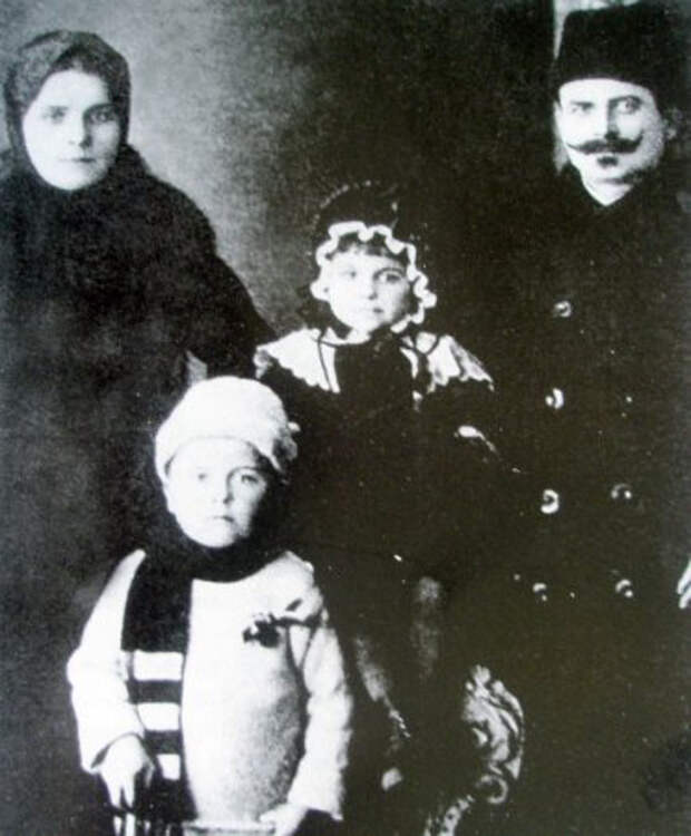 Семейная фотография с маленьким Александром Маринеско