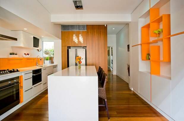 Фартук яркого солнечного цвета в просторной кухне нуждается в дополнительных цветовых акцентах.