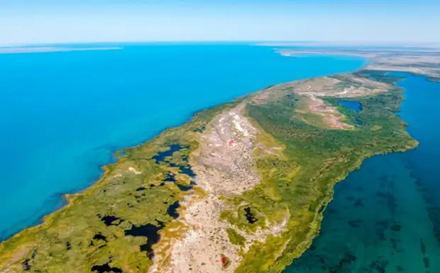 Полуостров Сарыесик частично разделяет озеро. Полуостров Сарыесик частично разделяет озеро.