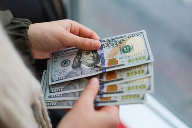 Экономист назвал максимальный курс доллара в марте