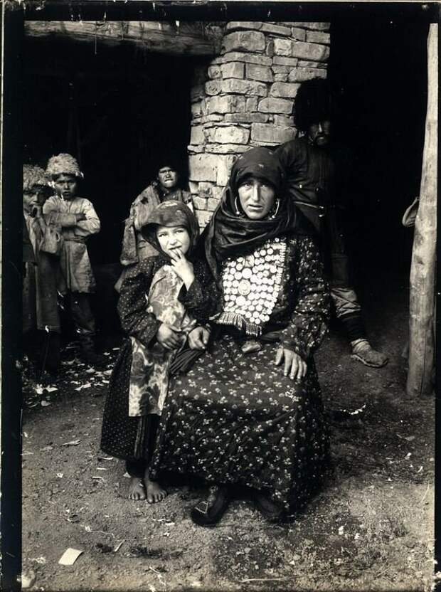 Женщина с детьми Неизвестный авто, 1900-е, Дагестан, Русское географическое общество.