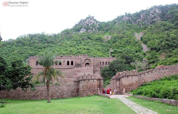 Остатки форта Бхангар, построенного в 16 веке в штате Раджастан давно прозвали 