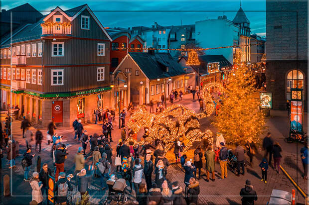 Празднование Рождества в исландском городе Рейкьявик включает в себя гигантскую кошку, которая плохо относится к детям.