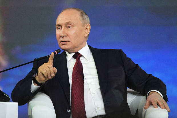 Путин заявил, что с интересом читал материалы о достижениях лауреатов госпремий