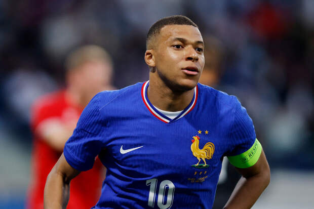 Футболист сборной Франции Мбаппе  играет без защитной маски в матче с Испанией