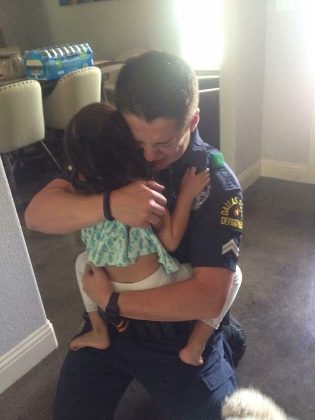 9. Полицейский из Далласа вернулся домой после 15-часовой смены в прошлый четверг вокруг света, интересное, фото