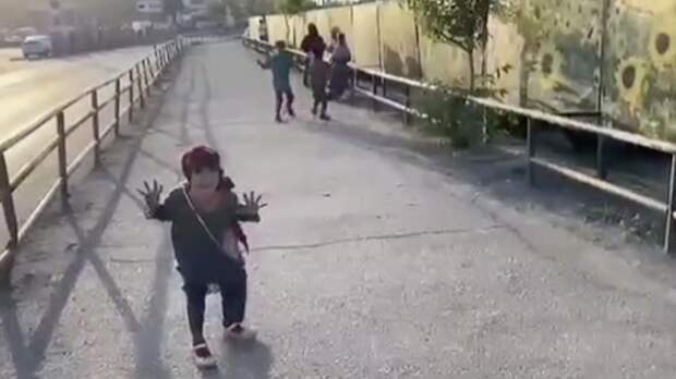 ЮНЫЕ ГОСТИ ИЗ СТРАН БЛИЖНЕГО ЗАРУБЕЖЬЯ ДВЕНАДЦАТИ И СЕМИ ЛЕТ ОТ РОДУ СТАЛИ АНТИГЕРОЯМИ РЕЗОНАНСНЫХ ВИДЕО - ВЫЯСНИЛОСЬ, ЧТО "БЕЗОБИДНЫЕ" ДЕТИШКИ АГРЕССИВНО ВЕЛИ СЕБЯ В ОТНОШЕНИИ НОВОСИБИРСКОЙ УЧИТЕЛЬНИЦЫ. СКРИНШОТ ВИДЕО "ТИПИЧНЫЙ НОВОСИБИРСК"