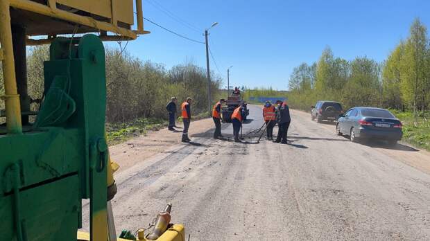 На дорогах города Бологое заделывают ямы