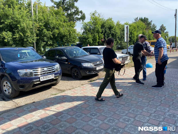 Как проходят похороны МотоТани на Тарском кладбище в Омской области: онлайн