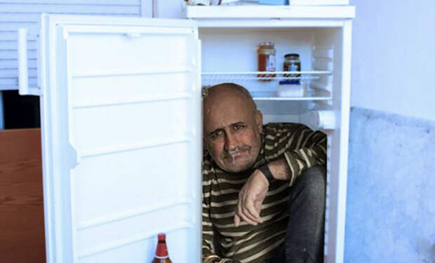 Ограбление века в Казахстане. Мужчина залез в холодильник, чтобы потом оттуда вылезти, но пришли рабочие и увезли его
