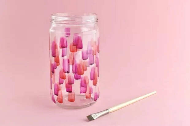 Простые банки и стаканы превращаются в декор: 3 способа покрасить стеклянные предметы